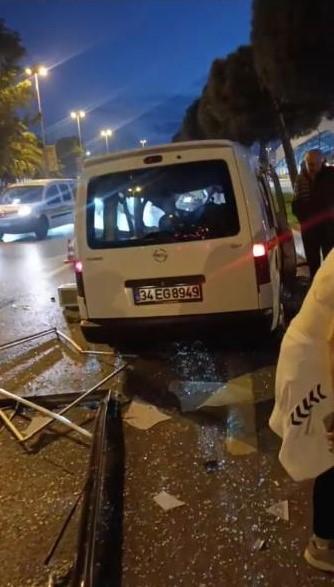 Reklam panosuna çarpan araç karşı şeride geçti