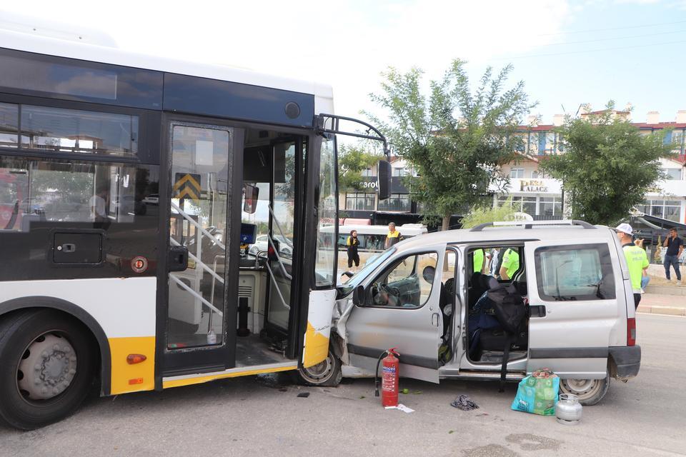 Halk otobüsü ile ticari araç kafa kafaya çarpıştı