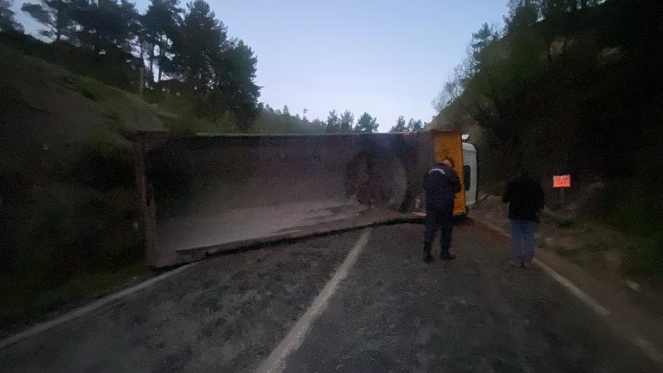 Muğla-Denizli Yolunda kamyon devrildi: 1 ölü