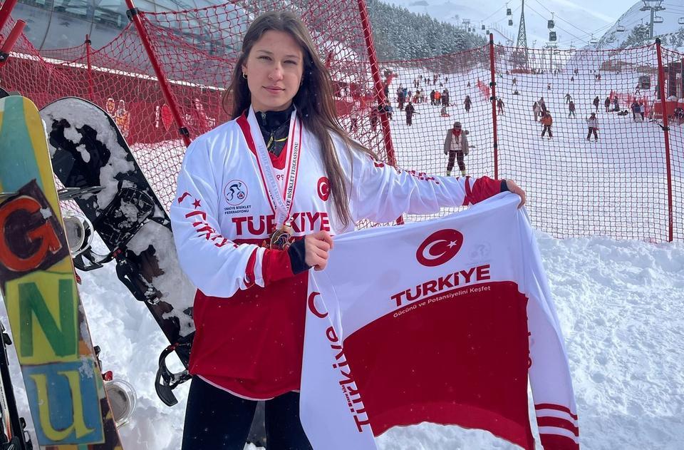 BİR AY ÖNCE BAŞLADIĞI SPORDA TÜRKİYE ŞAMPİYONU OLDU