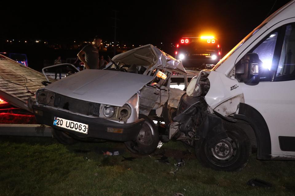 DENİZLİ'DE İŞÇİ MİNİBÜSÜ İLE OTOMOBİL ÇARPIŞTI: 2 ÖLÜ, 10 YARALI "SABIKALI KAVŞAK" CAN ALDI: MİSAFİRLİKTEN DÖNEN YAŞLI ÇİFT HURDAYA DÖNEN ARAÇTA YAŞAMINI YİTİRDİ