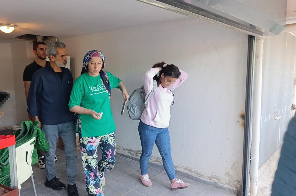 HIRSIZLIK İHBARINA GİDEN POLİS, ÖZEL GARAJDA 5 AYLIK BEBEKLE ANNESİNİ BULDU KADININ KAPISI AÇIK OTOMOBİLE GİRDİĞİ; ARAÇ İÇERİSİNDEN RUHSAT, ANAHTARLAR VE GARAJ KUMANDASINI ALARAK GARAJA GİRDİĞİ ANLAŞILDI GARAJ SAHİBİ KADIN ŞİKAYETÇİ OLMADI BEBEK VE ANNE POLİS EKİPLERİ TARAFINDAN YAKINLARINA TESLİM EDİLMEK ÜZERE GÖTÜRÜLDÜ