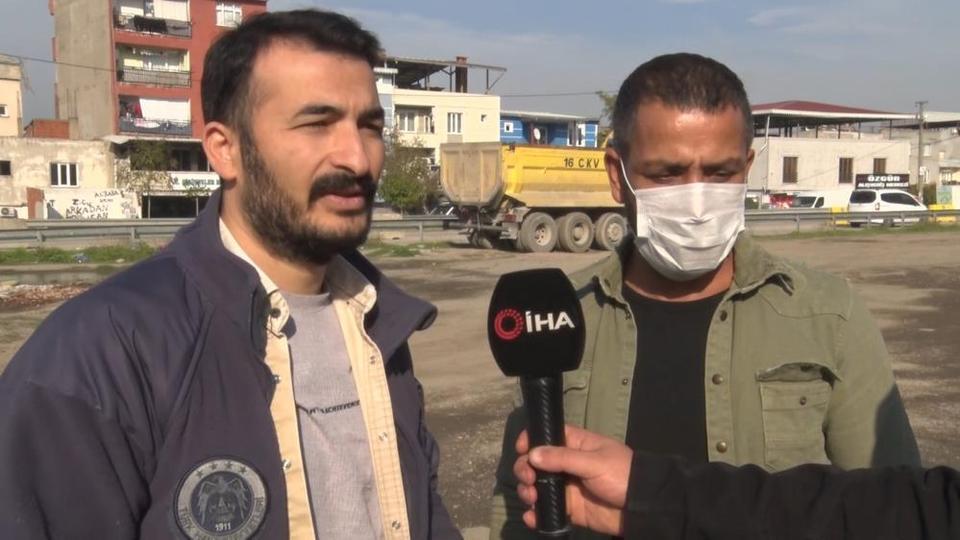 Çöp karıştırırken bulduğu bayrağı bakın ne yaptı