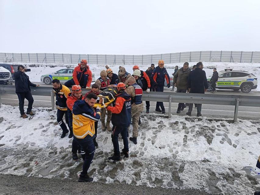 Yolcu otobüsü tıra arkadan çarptı; 1 ölü, 10 yaralı