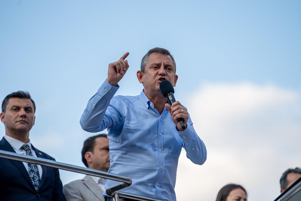 CHP LİDERİ ÖZEL MEMLEKETİNDEN SESLENDİ: "BENİN GÜNDEMİM ÇİFTÇİNİN GÜNDEMİ" CHP GENEL BAŞKANI ÖZGÜR ÖZEL MEMLEKETİ MANİSA'NIN TURGUTLU İLÇESİNDE DÜZENLENEN ÇİFTÇİ MİTİNGİ'NDE KONUŞTU "BİZİ TAHRİK ETMEK İÇİN SUNİ GÜNDEMLER OLUŞTURMAYA ÇALIŞIYORLAR. BENİM GÜNDEMİM, 'MİLLETİMİZİN EFENDİLERİ' ÇİFTÇİLERİMİZİN GÜNDEMİ"