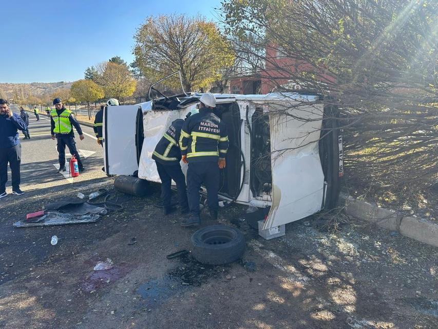 Otomobil devrildi: 3 yaralı