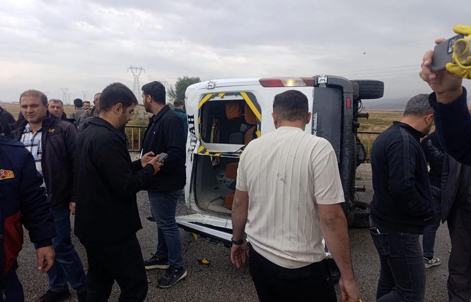 Öğrenci servisi devrildi: 10 yaralı