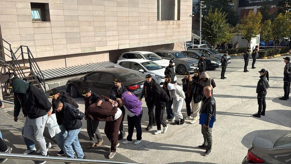 ESKİŞEHİR MERKEZLİ 5 İLDEKİ FUHUŞ OPERASYONUNDA YAKALANAN 17 ŞÜPHELİ ADLİYEYE SEVK EDİLDİ OPERASYONDA 19 MAĞDUR KADIN KURTARILIRKEN, YABANCI UYRUKLU KADINLAR SINIR DIŞI EDİLMEK ÜZERE İLGİLİ BİRİMLERE TESLİM EDİLDİ