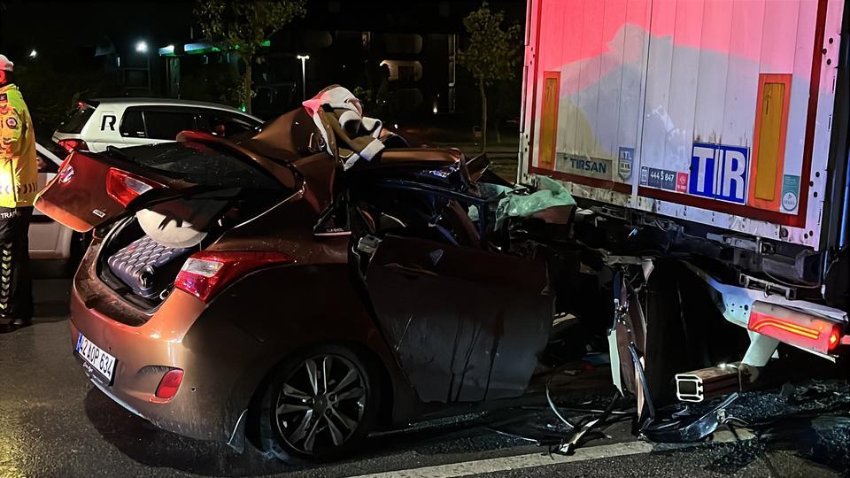Lastiği patlayan tıra ok gibi saplandı: 2 yaralı