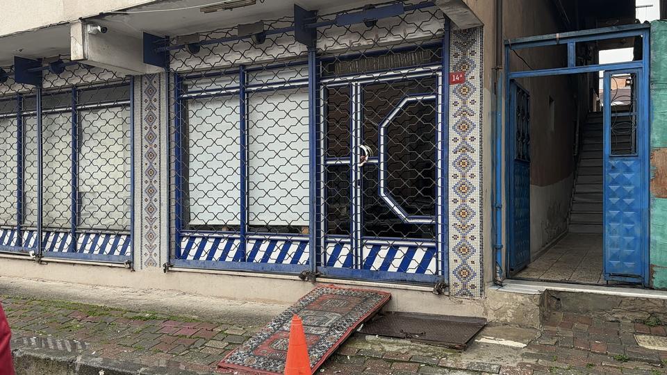 SU ŞİŞESİNDE 30 TL'DEN SAHTE ALKOL SU ŞİŞESİ İÇERİSİNDE SAHTE ALKOL SATAN LOKANTA MÜHÜRLENDİ AYNI MAHALLEDE ESNAFLIK YAPAN MÜSLÜM ÖZİÇ: "SU ŞİŞELERİ İÇERİSİNDE TANESİNİ 30 TL'DEN SATIYORLARMIŞ" "KENDİ YÖRELERİNE AİT YEMEKLER SATIYORLARDI LOKANTA GİBİ KİMSE ŞÜPHELENMEDİ"