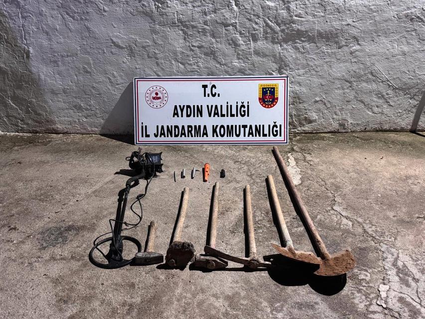 Aydın'da kaçak kazı yaparken suçüstü yakalandılar