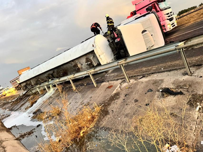 Mazot yüklü tanker otomobile çarptı
