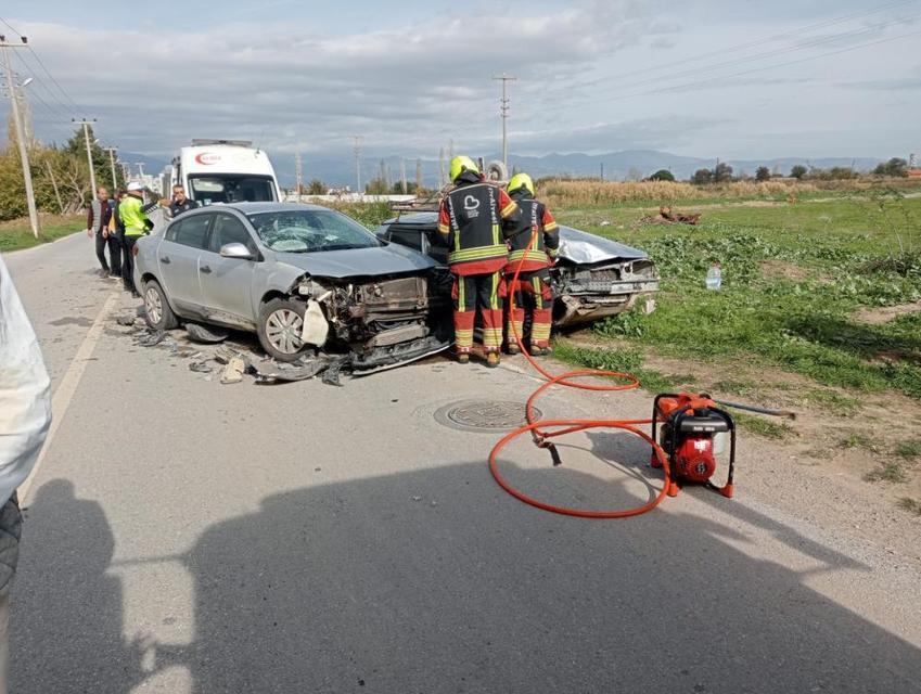İki otomobil kafa kafaya çarpıştı: Yaralılar var