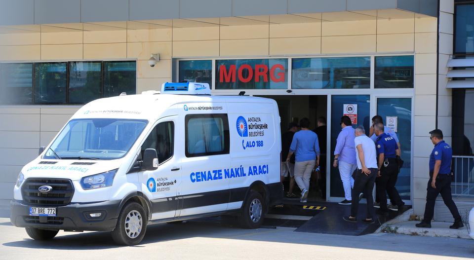 GAZETECİ İSMAİL KÜÇÜKKAYA'NIN ANNESİ TATİL İÇİN GELDİĞİ ANTALYA'DA HAYATINI KAYBETTİ CENAZEYİ ALAN İSMAİL KÜÇÜKKAYA'YI AĞABEYİ TESELLİ ETTİ