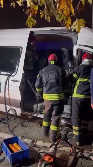 Tır ile işçi minibüsü çarpıştı: 9 yaralı