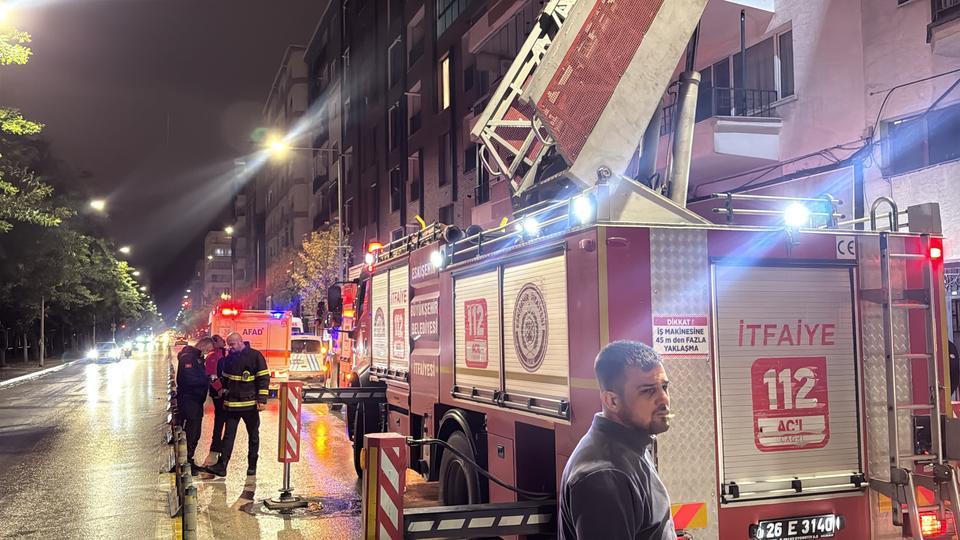 ALKOLLÜ ŞEKİLDE OCAĞA MAKARNA KOYUP UYUYAKALDI, KENDİSİNİ YANGINDAN KURTARAN EKİPLERE "BORCUM NE KADAR?" DİYE SORDU ARKADAŞI İLE KAVGA ETTİKTEN SONRA ALKOL ALAN YAŞLI ŞAHIS ÖLÜMDEN DÖNDÜ