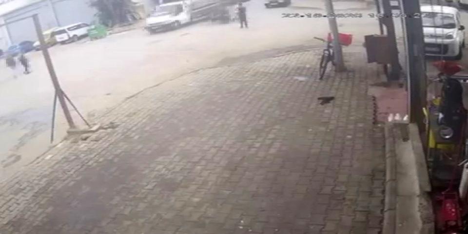 Motosiklet kamyonetin altına girdi