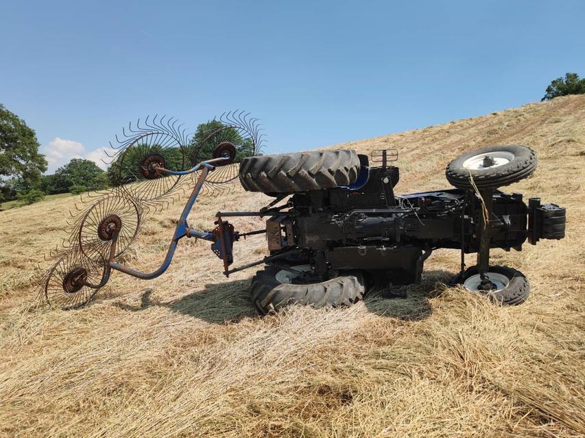 Tarlada devrilen traktörün sürücüsü öldü