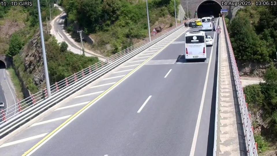 Geri manevra yapan halk otobüsü kazaya yol açtı
