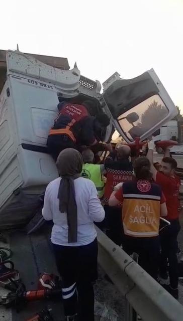 Tır önce akaryakıt istasyonu duvarına sonra refüje çarptı: 1 ölü, 1 yaralı