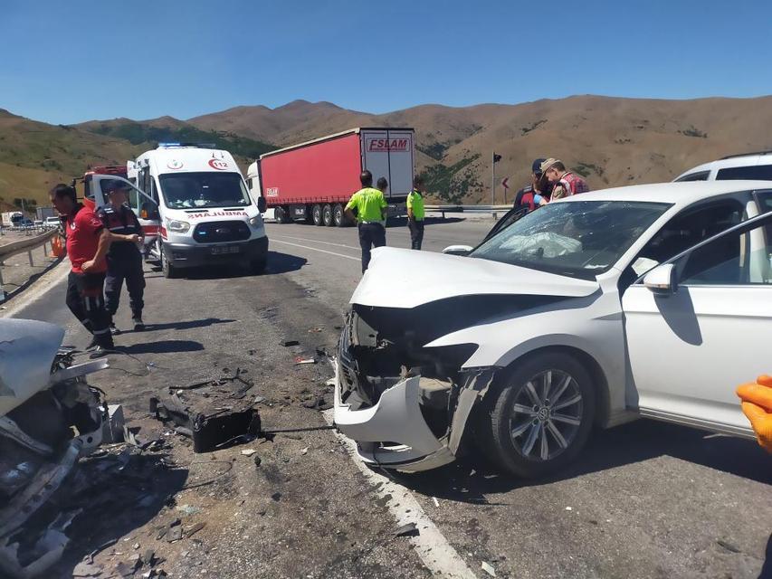 İki otomobil çarpıştı: 3 kişi ölü, 6 kişi yaralandı