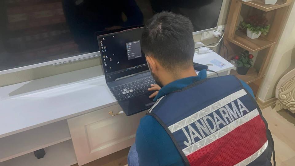 Kişisel verilerin erişilmesine imkan sağlayan 2 şüpheli gözaltına alındı