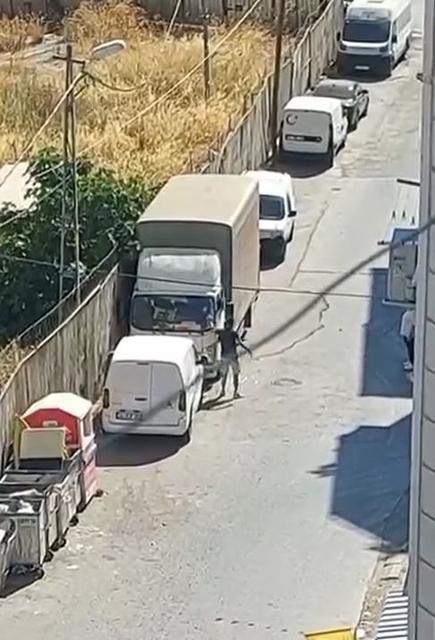 ESENYURT'TA İKİ AİLENİN GÜRÜLTÜ KAVGASINDA ORTALIK KARIŞTI GÜRÜLTÜ NEDENİYLE İKİ AİLE BİRBİRİNE GİRDİ, BİRİ CAM PARÇASIYLA SALDIRDI DİĞERİ İSE ARABANIN CAMINI PATLATTI