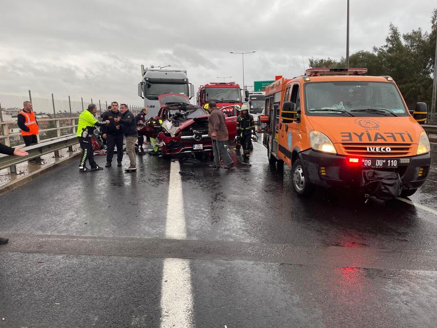 TIRA ARKADAN ÇARPAN LÜKS OTOMOBİL HURDAYA DÖNDÜ: 2 YARALI
