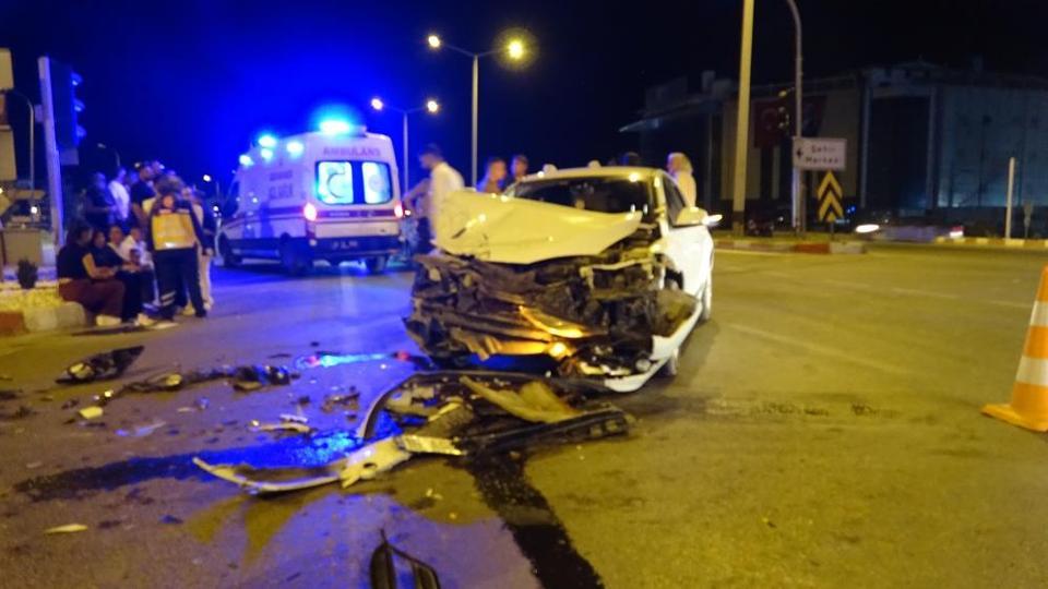 Otomobil kamyona çarptı: 3 yaralı
