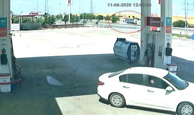 Kalp krizi geçiren tır sürücüsü bariyerlere çarparak kaza yaptı