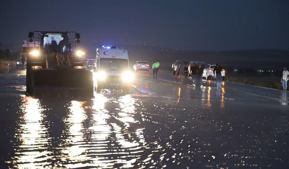 Karayolunu sel vurdu: Yol trafiğe kapandı