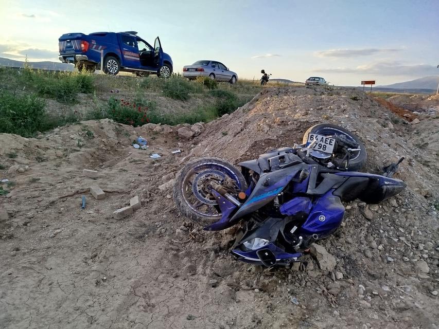 Denizli'de motosiklet yol kenarına devrildi: 2 ölü