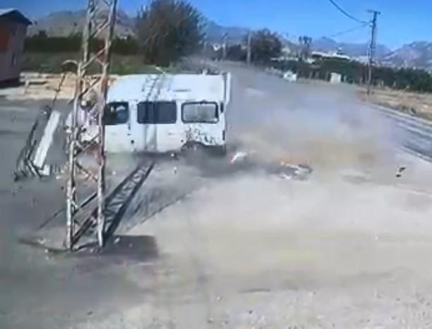 Devrilen minübüsün sürücüsü yaralandı