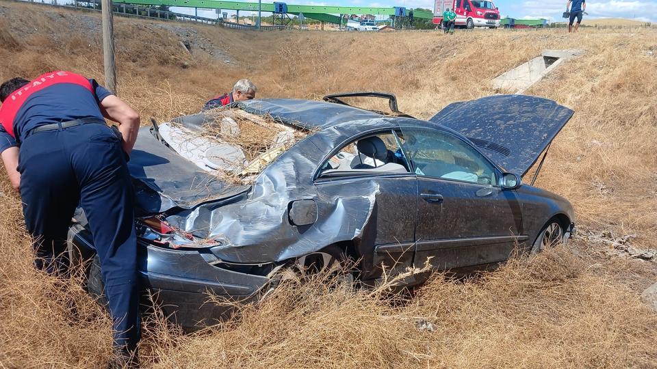 Şarampole uçan otomobilin sürücüsü yaralandı