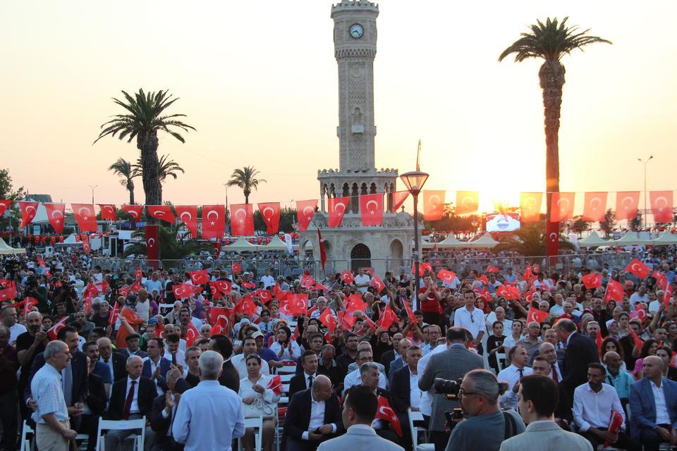15 Temmuz Demokrasi ve Milli Birlik Günü'nde binlerce İzmirli tek yürek oldu
