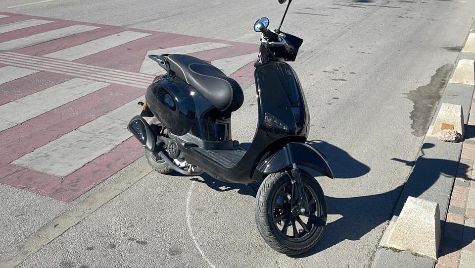 Fiat otomobille çarpışan motosikletli yaralandı