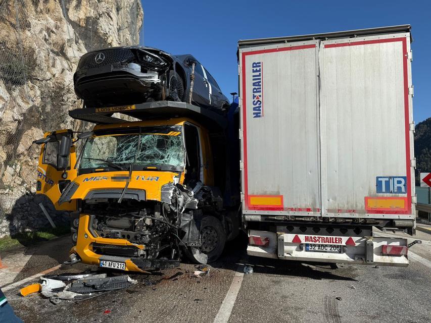 İki tır kafa kafaya çarpıştı: 1'i ağır 2 yaralı