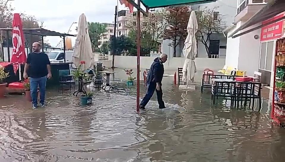 Sağanak yağış su baskınlarına neden oldu