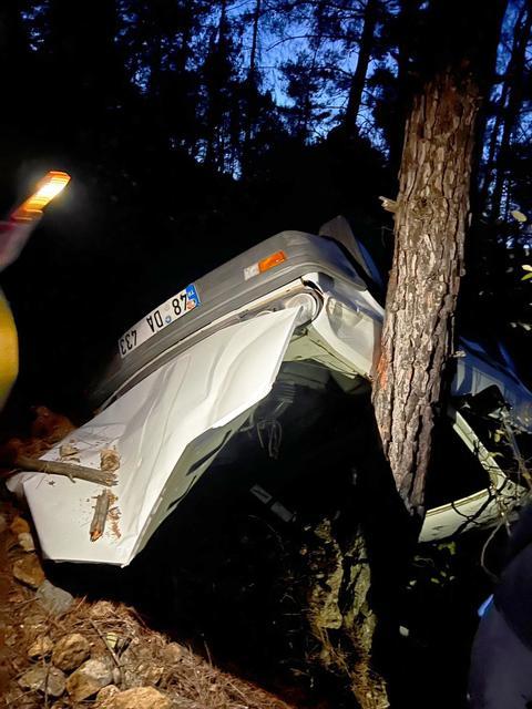 Uçuruma yuvarlanan araçta sıkıştı