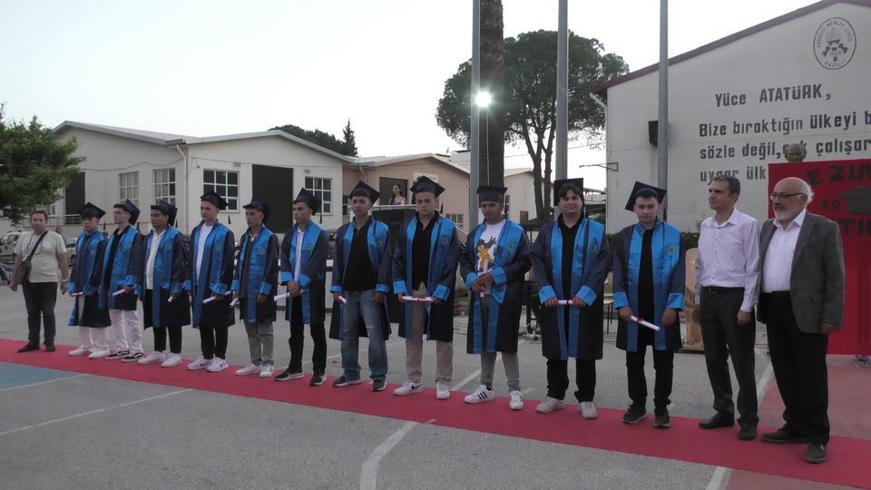 NAZİLLİ'DE MESLEK LİSELİLERİNİN MEZUNİYET SEVİNCİ