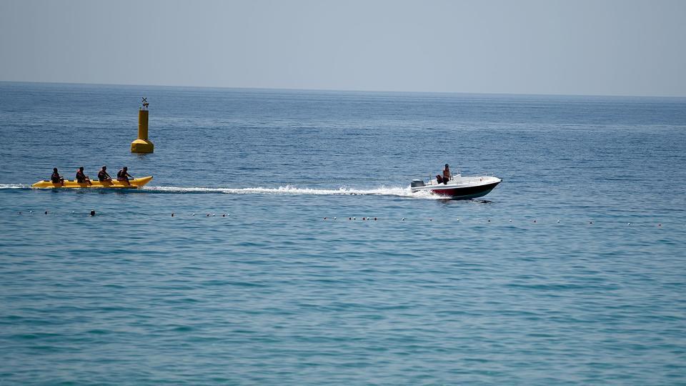 KUŞADASI'NDA SICAK HAVADAN BUNALANLAR PLAJLARA AKIN ETTİ