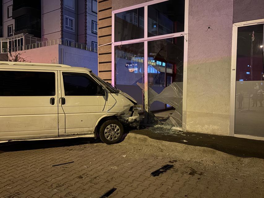 Otomobille çarpışan minibüs dükkana daldı: 2 yaralı