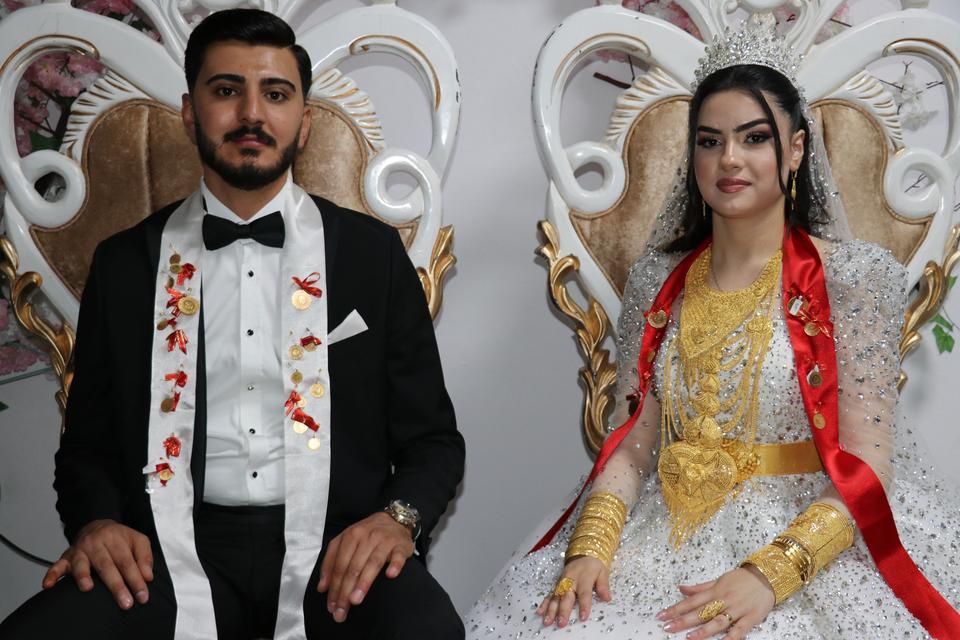 AŞİRET DÜĞÜNÜNDE GELİNE 3 KİLO ALTIN, DAMADA 4 MİLYON TL TAKILDI