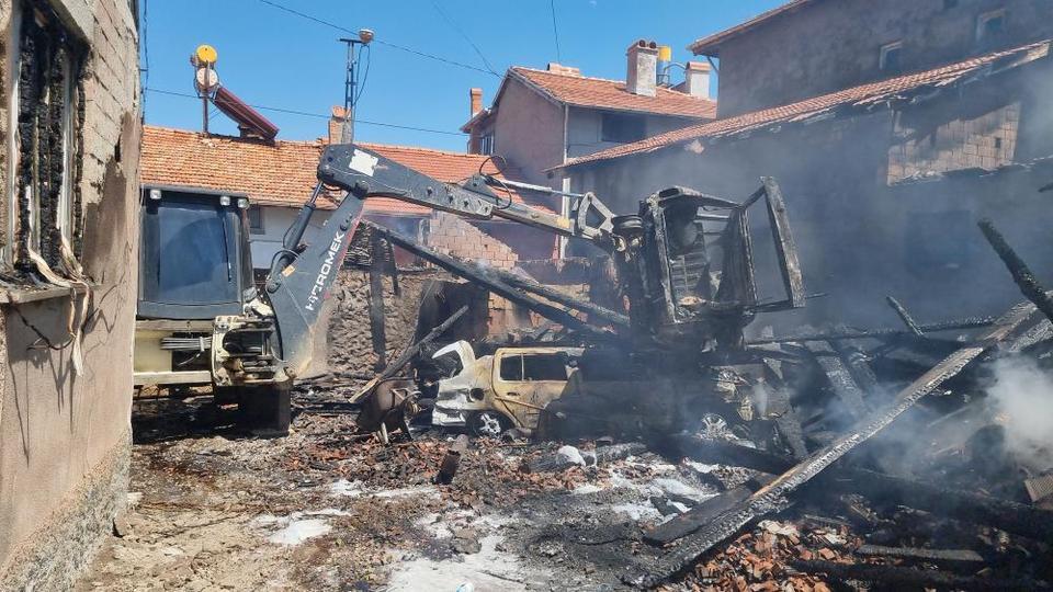 Araçlar patladı, alevler evlere sıçradı! Köyde facia