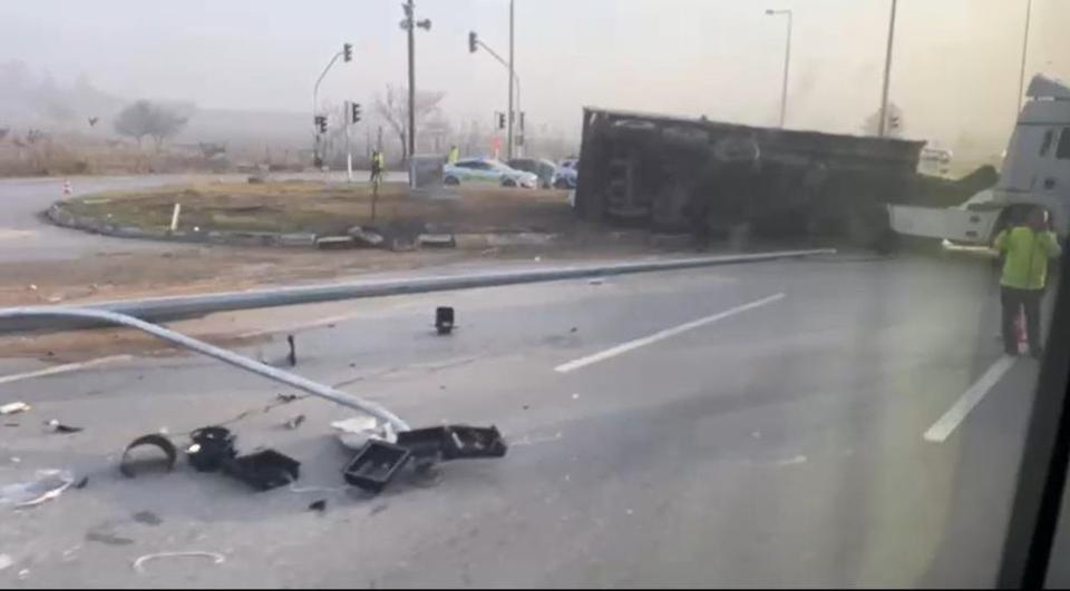 Yan yatan tır trafiği olumsuz etkiledi