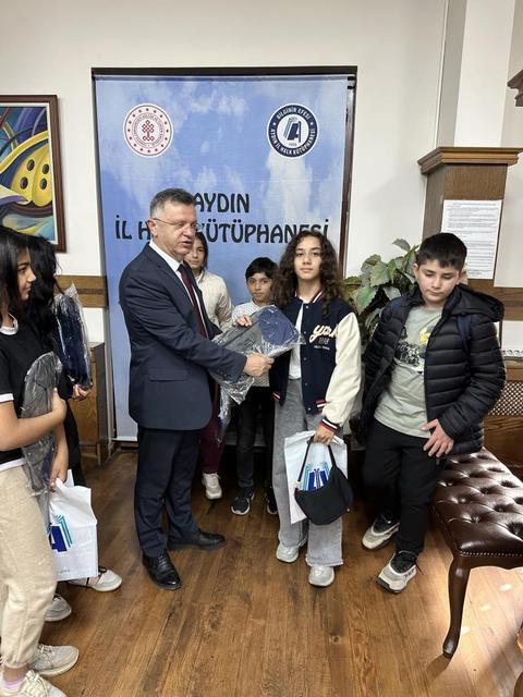 Aydın İl Halk Kütüphanesi'nden öğrencilere çanta hediyesi