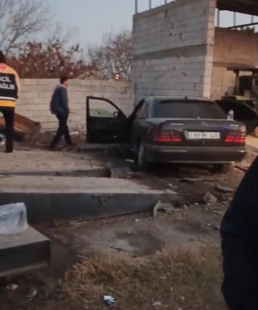 Kontrolden çıkan otomobil yolun karşısına savruldu