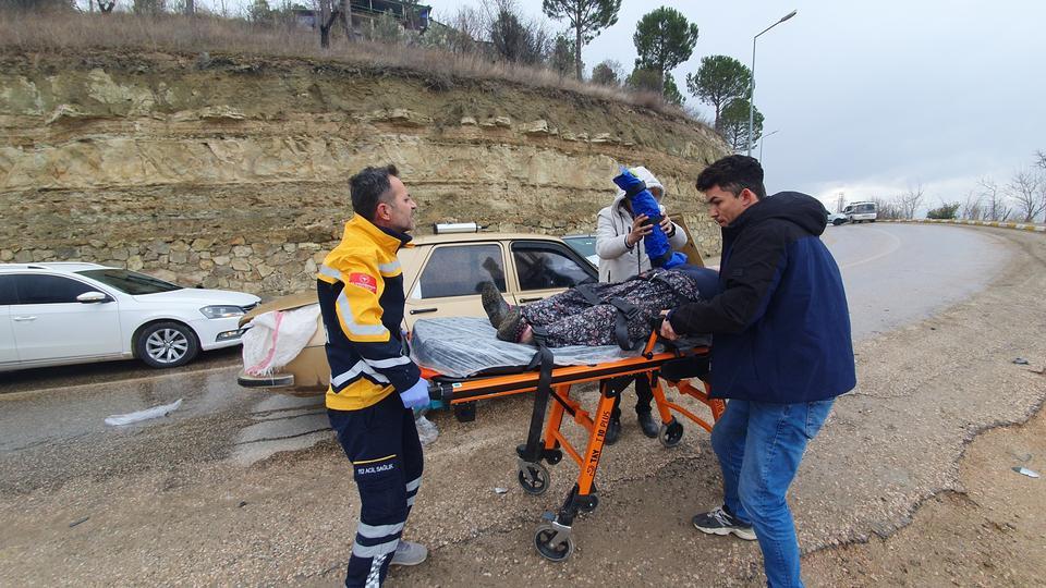 DEMİRCİ'DE İKİ OTOMOBİL ÇARPIŞTI: 3 KİŞİ YARALANDI