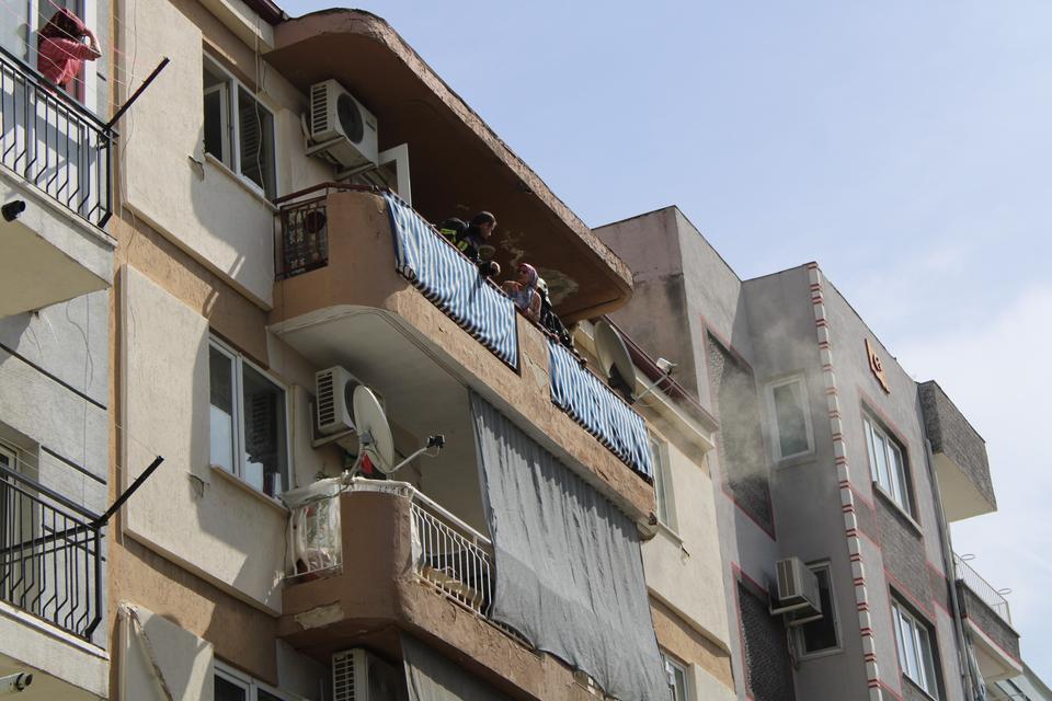 KÜÇÜK ÇOCUK ÇAKMAKLA OYNARKEN EVİ YAKTI