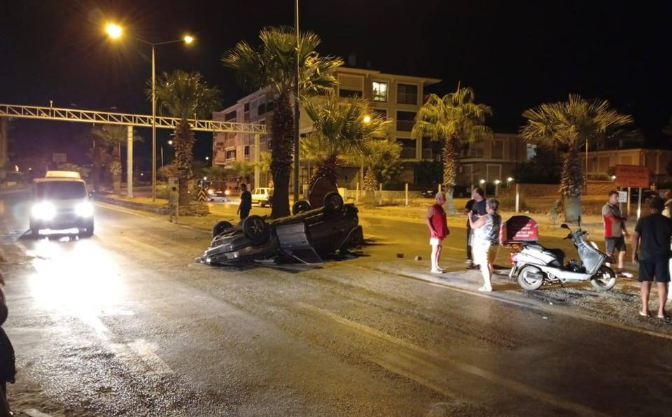 Aydın'da orta refüje çarpan otomobil, ters döndü